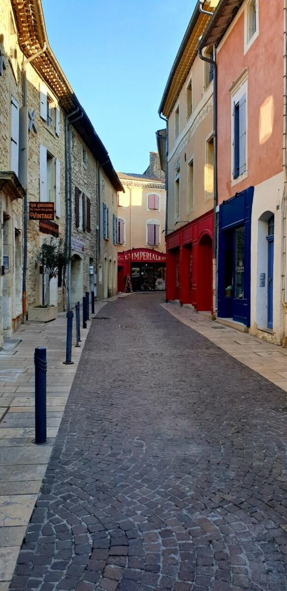 2024 Frankreich - Saint-Paul-Trois-Châteaux - Gasse