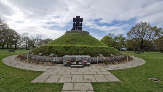 Massengrab auf dem Deutschen Soldatenfriedhof in La Cambe