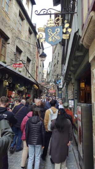 Gedränge in den Gassen von Saint Michel